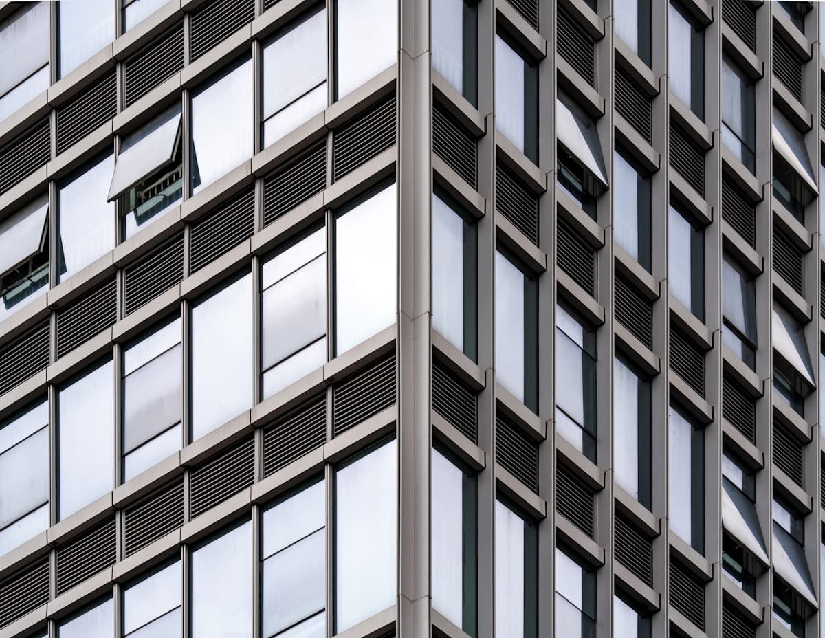Plateau de bureaux parisien avec baies vitrées filmées