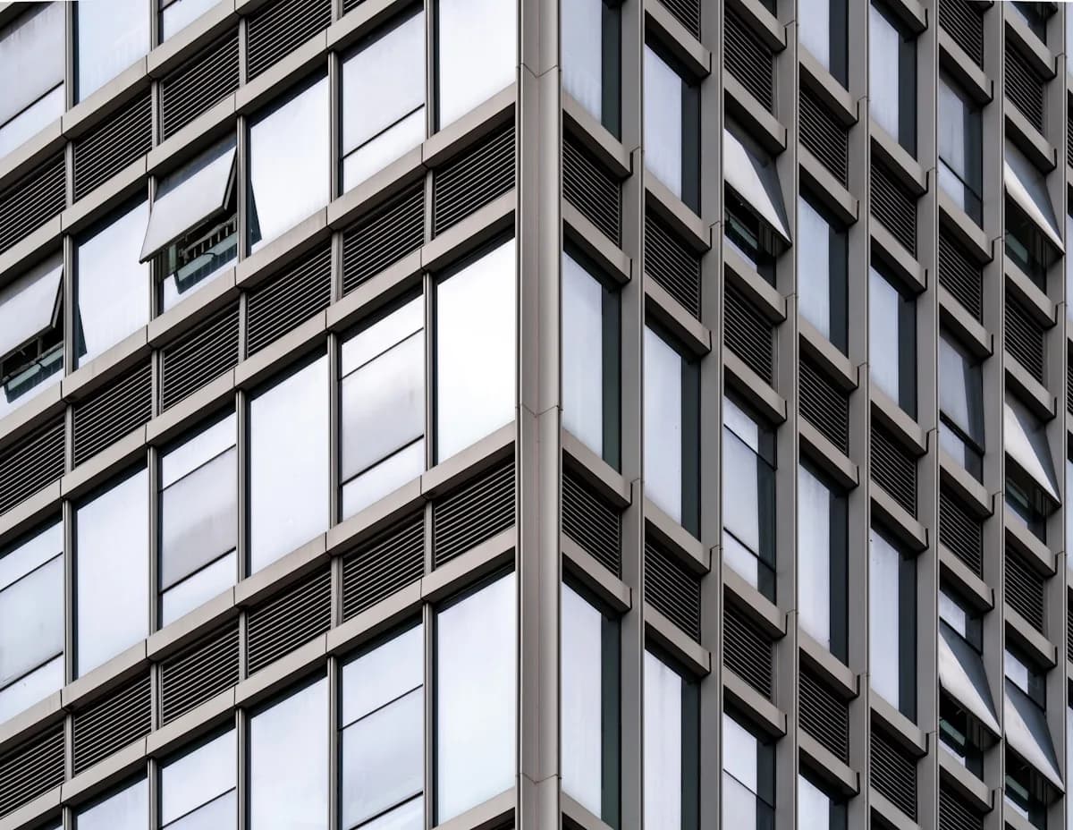 Plateau de bureaux parisien avec baies vitrées filmées