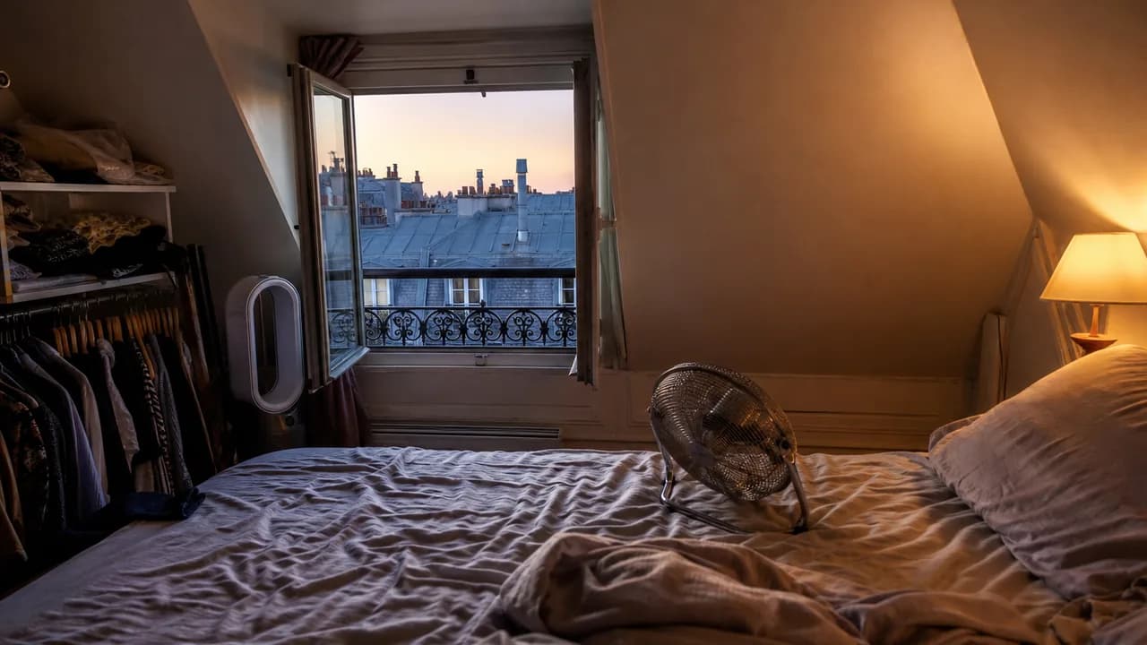 Chambre sous combles parisienne surchauffée — film solaire anti-canicule