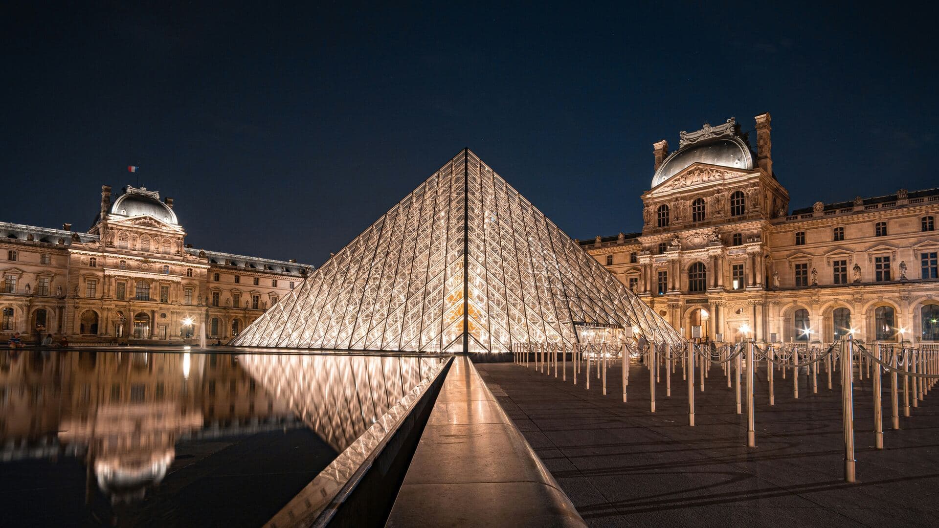 Musée du Louvre la nuit - Photo de Michael Fousert