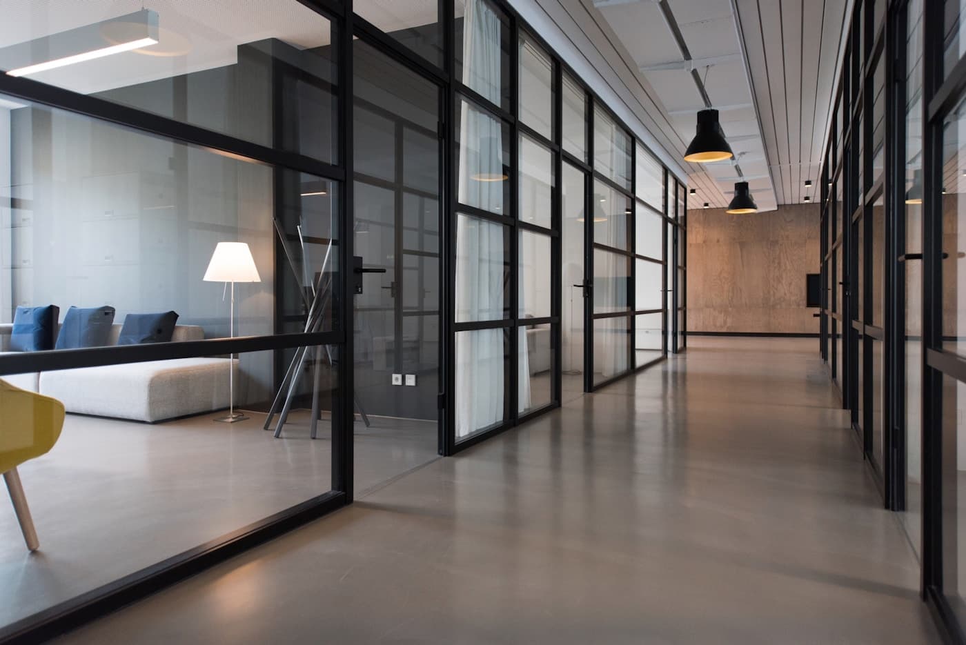 Espace de travail vitré dans un local professionnel à Paris